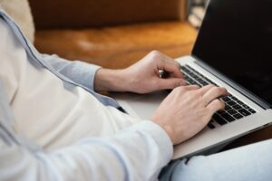 ### Conclusão #### Resumo das Melhores Práticas Ao longo deste post, exploramos a importância de uma comunicação eficaz ao **informar o cancelamento de um serviço**. Recapitulamos as melhores práticas, começando pela clareza e concisão, fundamentais para evitar mal-entendidos e frustrações. Vimos como a personalização das mensagens pode transformar uma situação negativa em uma oportunidade de demonstrar cuidado e empatia pelo cliente, comparando-a com um atendimento personalizado em um restaurante. Apresentamos 20 ideias de mensagens de cancelamento, divididas em diferentes estilos: formal e profissional, amigável e acolhedora, direto ao ponto, e mensagens especiais para clientes fiéis. Cada estilo atende a diferentes contextos e necessidades, garantindo que você possa escolher a abordagem mais adequada para cada situação. Lembre-se, cada interação com o cliente é uma oportunidade de fortalecer sua marca. Uma comunicação bem feita, mesmo em momentos de cancelamento, pode consolidar a confiança e a lealdade dos clientes. #### Encerramento Inspirador A comunicação eficaz é a chave para manter relacionamentos sólidos e duradouros com os clientes. Cada mensagem, seja ela de cancelamento ou confirmação, é uma chance de mostrar o quanto você valoriza e respeita seu cliente. Não subestime o poder de uma mensagem bem elaborada: ela pode transformar um contratempo em uma experiência positiva e reforçar a percepção da sua marca como profissional e atenciosa. Compartilhe suas experiências ou outras ideias de mensagens nos comentários! A troca de conhecimentos e práticas pode nos ajudar a melhorar continuamente e a oferecer um atendimento cada vez melhor aos nossos clientes. Essa estrutura abrange diversos aspectos importantes para a criação de **mensagens de cancelamento de atendimento** eficazes e oferece 20 ideias práticas para diferentes situações.